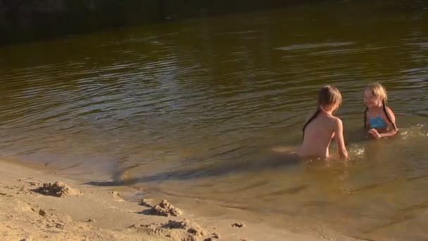 Crianças tomam banho na água — Vídeo de Stock