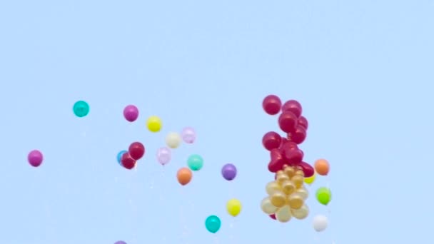 Ballonnen vliegen in de blauwe hemel — Stockvideo