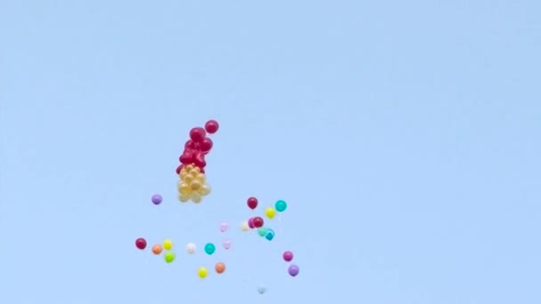 Globos volando en el cielo azul — Vídeos de Stock