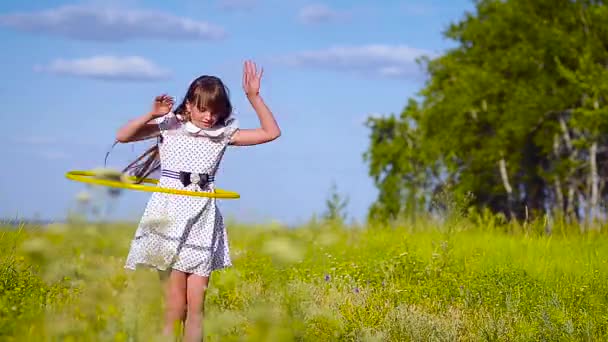 Lány twirling hula hoop — Stock videók