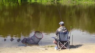 Fisher adam nehrin besleyici mücadele göl kıyısında Balık tutma