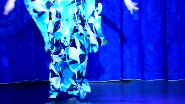 Piernas femeninas vestido cubierto, hermosa danza — Vídeo de stock