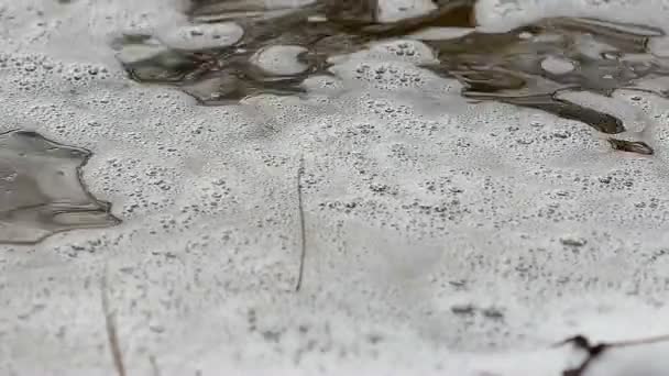 Schuim op het oppervlak van het water, afvalwater — Stockvideo