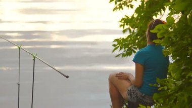 Öğrenci kız balıkçı nehir, göl kıyısında Balık tutma