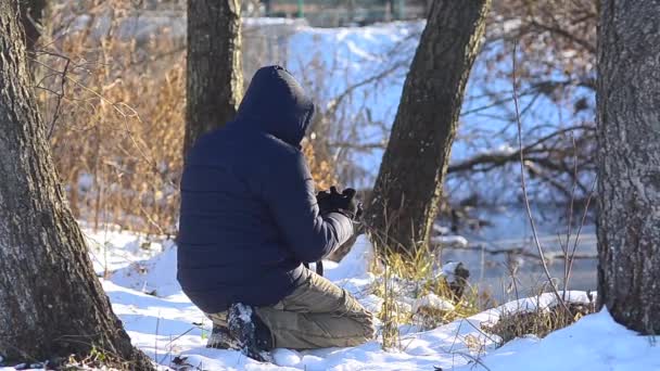 Fotógrafo en bosque de invierno fotografiado naturaleza, bosque cubierto de nieve — Vídeos de Stock