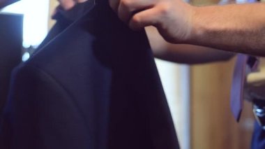 iş için toplamak için bir takım elbise, işadamı adam koyar,