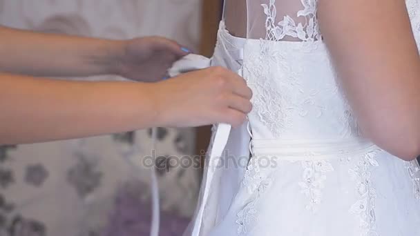 Amarrar os laços no vestido de noiva — Vídeo de Stock