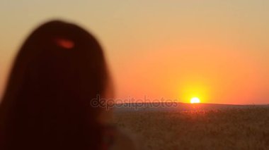 sunset akşam manzara resmi günbatımı güzel telefon telefonda kızla.