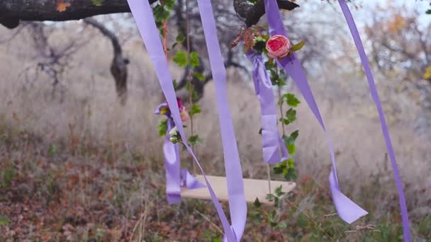 꽃으로 장식 하는 나무에 스윙, 블루 리본 꽃, 바람 쉐이크와 함께 아름 다운 스윙 — 비디오