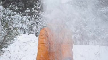 genç kız elleri kız güler mutlu kar fırlatma aile tatil kış park ormanda sevinir.