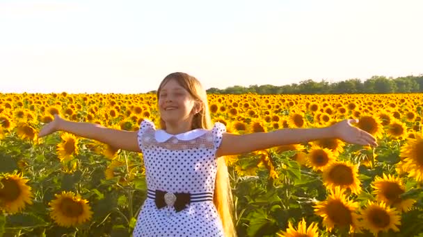 Ragazza con un girasole — Video Stock