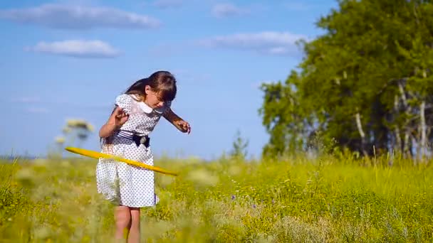 Menina girando hula hoop — Vídeo de Stock