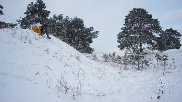十代の少女は笑う冬雪公園祖母と孫娘、美しい冬の風景冬の公園で雪に覆われた丘、散歩に乗る子. — ストック動画