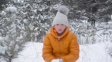 genç kız elleri kız güler mutlu kar fırlatma aile tatil kış park ormanda sevinir.