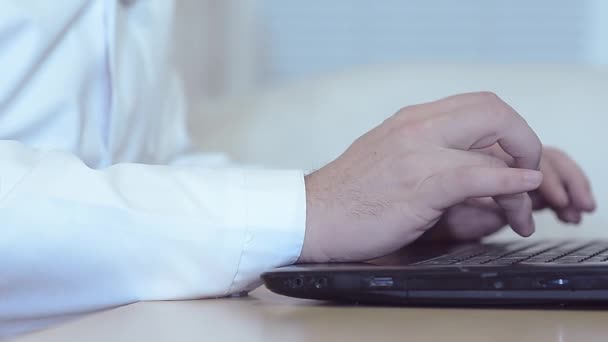 Médico trabalhando em um escritório em seu laptop . — Vídeo de Stock