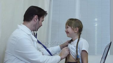 Doktor akciğerler stetoskop dinler .