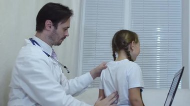 Doktor Childs'ı geri, bir kız inceleyerek çocuk doktoru inceliyor..