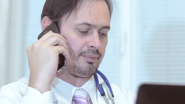 Médico falando ao telefone no escritório . — Vídeo de Stock