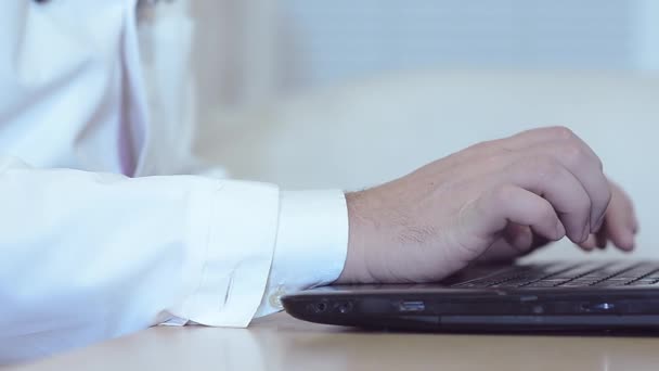 Mani maschili che lavorano sul computer portatile, primo piano . — Video Stock