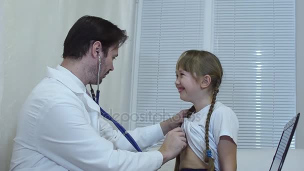 Le docteur écoute le stéthoscope pulmonaire  . — Video