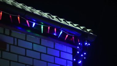 çok renkli Noel ışıkları gece, kar yalanlar üzerine çatı, garland kış çatıda parlayan evi dekore.