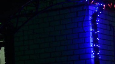 garland kış çatıda parlayan çelenk, ufuk Noel evi yaktı.