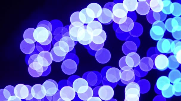 Bokeh sparkles blauwe circulaire, schijnt garland in nacht stad, intreepupil gekleurde lampen schijnt. — Stockvideo