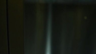 kat arasında Asansör hareketi.