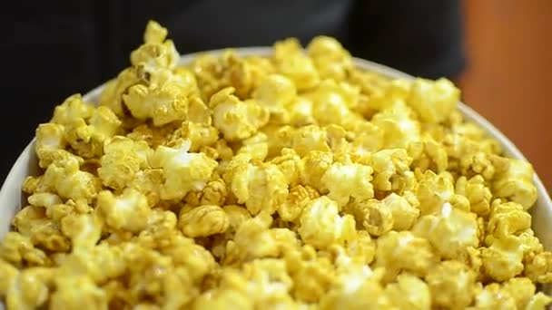 Goldenes Popcorn aus nächster Nähe. — Stockvideo