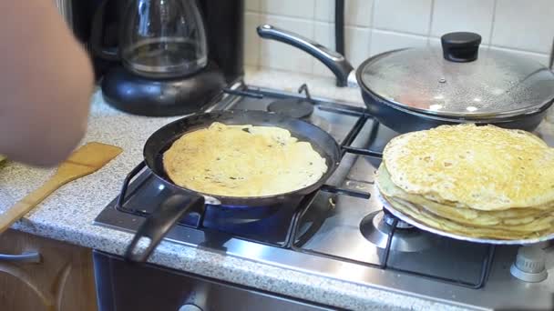 Steka pannkakor i en stekpanna, matlagning i köket. — Stockvideo