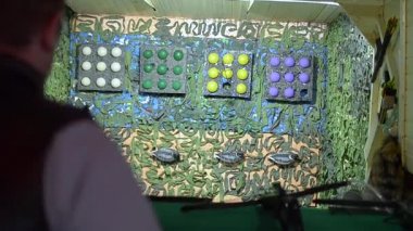 adam vurur oklar yayından bir çekim mesafeden hedef ok isabetsiz okuma sayısı.