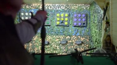 adam bir yayından okları çekim mesafeden vuruyor, ok hedefi vurur.