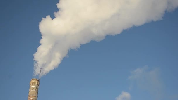 Humo blanco de las chimeneas de fábrica que se elevan hacia el cielo azul, generación de energía y contaminación del aire y la atmósfera . — Vídeo de stock