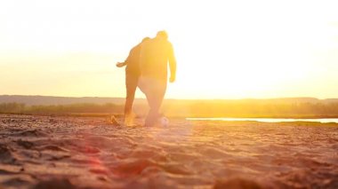 gün batımında sahilde futbol, plaj rahatlatıcı öğrenciler spor.