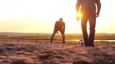 gün batımında sahilde futbol, plaj rahatlatıcı öğrenciler spor.