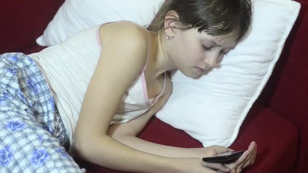 Telefon bir film izlerken bir genç kız. — Stok video