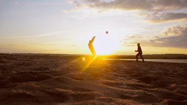Yaz akşamı kum plaj voleybolu, millet, güneş plajda voleybol oyun.