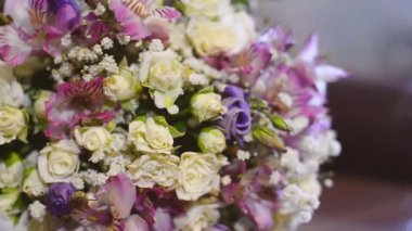 masaya, adam alır onun kırmızı ve beyaz çiçek buket el güzel renkli çiçekler.