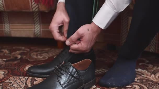 Gente que va a trabajar, hombre atando cordones en zapatos de cuero negro . — Vídeos de Stock