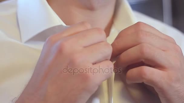 Man buttoning shirt kraag, man zet op wit overhemd voor werk. — Stockvideo