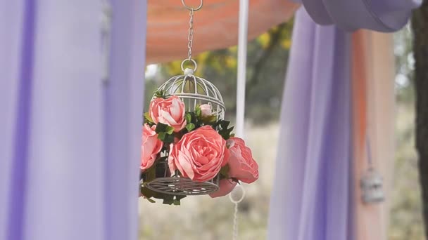 Mariage dans le jardin, parc. Cérémonie de mariage au parc. Table de mariage sous un arbre avec un beau décor . — Video