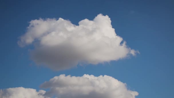 Vliegen hoger en Cumulus wolken verlicht door de zon, prachtige blauwe hemel bij zonsopgang — Stockvideo