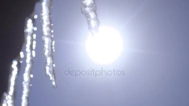Buz sarkıtları, çatıdan asılı saçağı eriyor, damlama buz sarkıtları, Bahar damla.