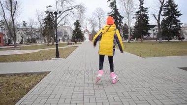 Kız paten üzerinde bahar Park tesisi