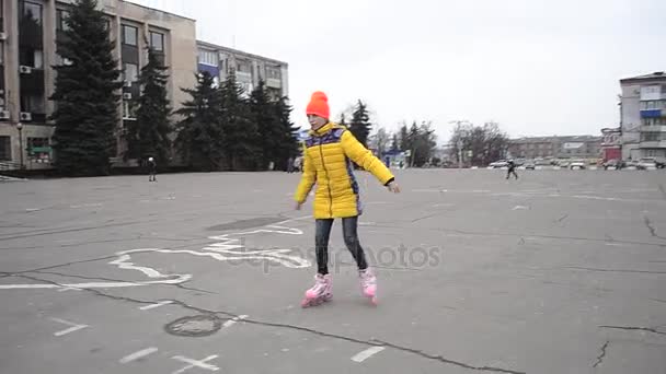 Fille chevauchant sur patins à roulettes au printemps Park — Video