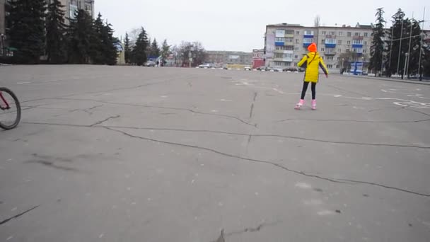Meisje op rolschaatsen rijden in het voorjaar van Park — Stockvideo