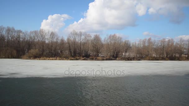 Smeltend ijs op de rivier in het voorjaar. — Stockvideo