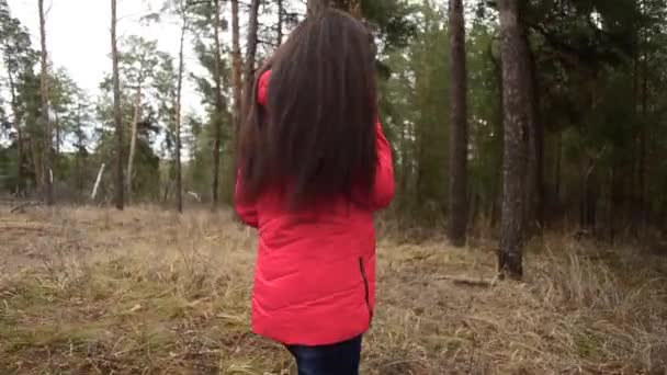 Těhotná dívka mluví o telefonu v parku, mladá dívka procházky v parku během jara, podzimu — Stock video