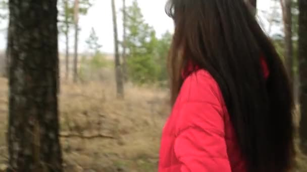 Jong meisje lopen in het Park in het voorjaar — Stockvideo