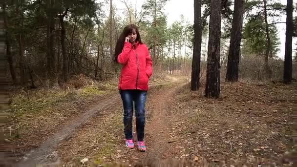 Menina grávida falando no telefone em Park primavera — Vídeo de Stock